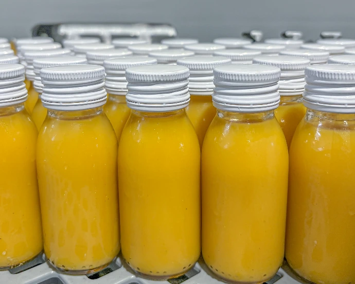 Orange-, Ingwer- & Kurkuma-Shots. Professionelle Lohnabfüllung von 60 ml Shots.